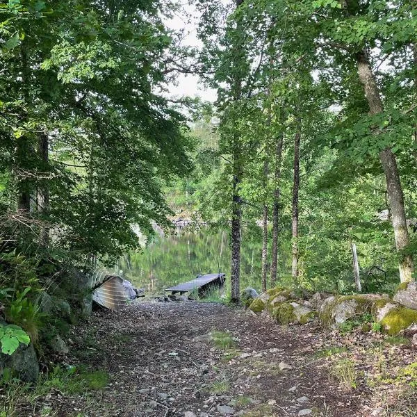Calm and private country side property with own waterfront by large river, hotel v destinaci Strömmarna
