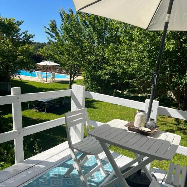 La Colline de Tilleul - Les Deux Puits - Cosy Cottage with swimming pool near Aubeterre, hotel in Saint-Romain
