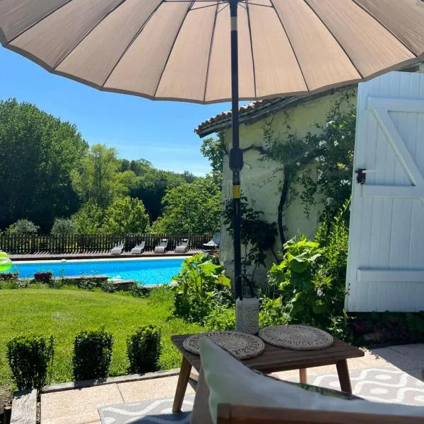La Colline de Tilleul - De La Colline 4 STAR RATED - Beautiful Cottage Near Aubeterre, hotel v destinácii Saint-Romain