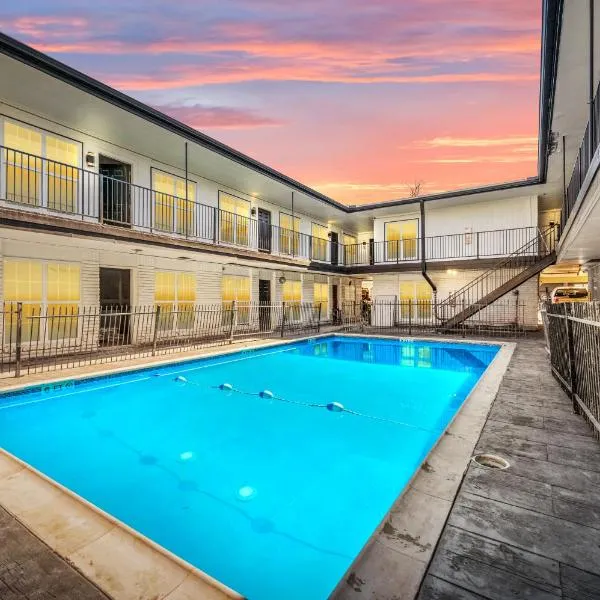 Warm Heights 2BR with Pool & Free Parking,休斯頓的飯店