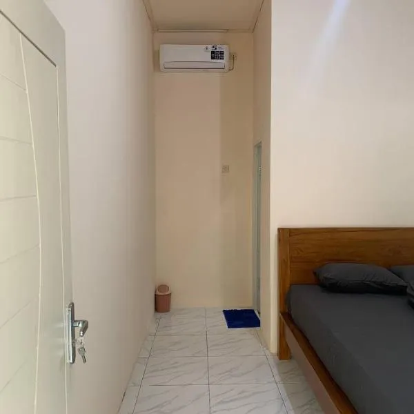 Dikky Guest House near Bangsal and Sira, hotel v destinaci Pawenang