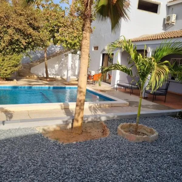 villa avec piscine, khách sạn ở Somone