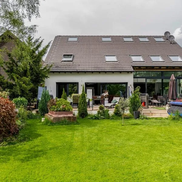 Wunderschöne Terrassenwohnung mit Blick ins Grüne!, hotel a Meerbusch