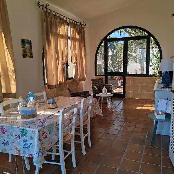 A L' ARIA FRISCA - villetta a due passi dal mare, hótel í Torre Lapillo