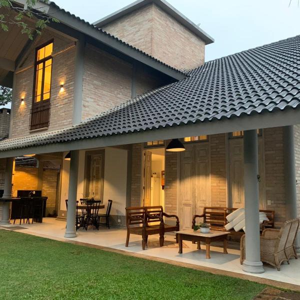 Linda casa na Lagoinha a 150m da praia, 4 suítes, 16 hóspedes com roupa de cama, condomínio Salga