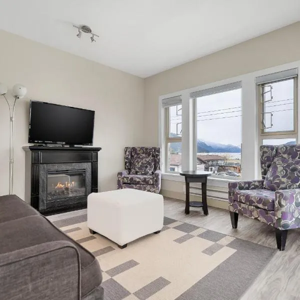 Upscale 2BR Overlooking View Escape, hotel in Harrison Hot Springs