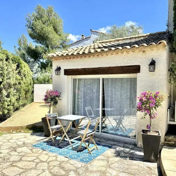 Studio proche Cassis climatisé, hotel v destinaci Carnoux