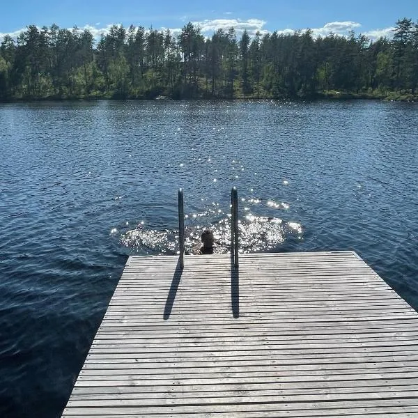 Moderne hytte ved sjøen med badstue, hotel v destinaci Rømskog