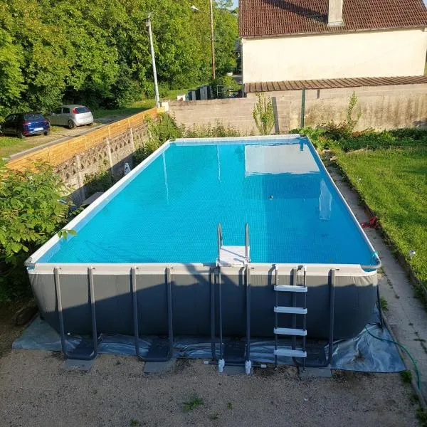 Maison bord de Marne pour 10 personnes avec jacuzzi, hotel in Châlons-en-Champagne