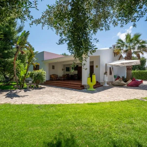 Villa Giglio with Garden and Mini Pool by Rentbeat, hotel a Rosa Marina