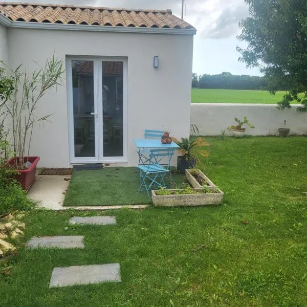 Dépendance avec place de parking, hotel in Sainte-Soulle