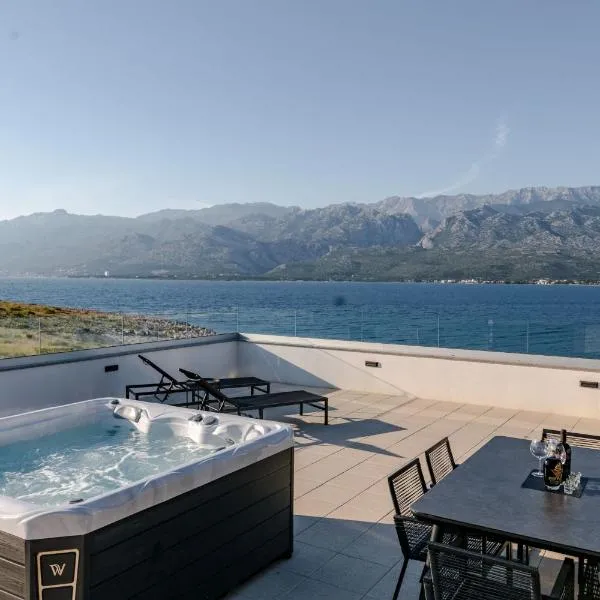 Luxury beachfront penthouse apartment with whirlpool and spacious rooftop terrace, Vinjerac、ヴィンイェラックのホテル