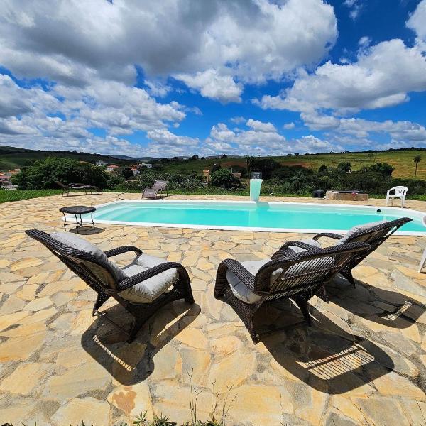 Chalés Vila Carrancas - Ao lado do centro com piscina, cozinha completa e muita tranquilidade