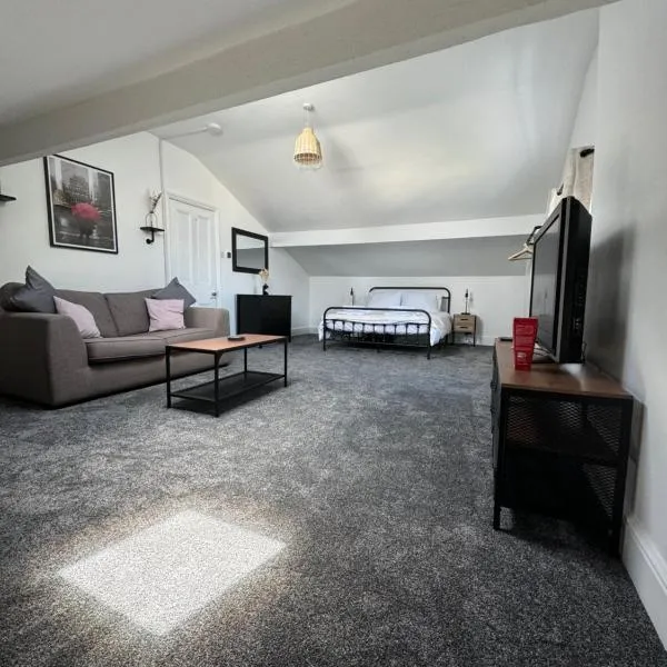 The Eaves - Victorian second floor, open plan apartment, hotel in Southport
