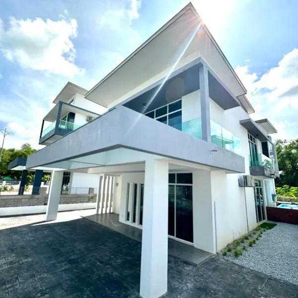 BNB Luxe Homestay, Rawang - pool, 18 pax, hotel di Rawang