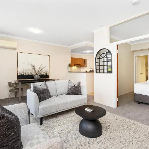 Executive Elegance Stylish 1BR Suite on Hay St, khách sạn ở Perth