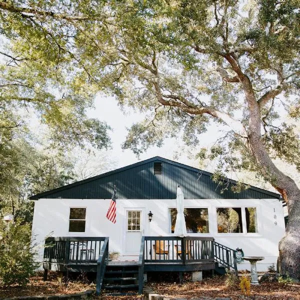Cottage by the Sea: Pagnotto Shellback House, hotel in Oak Island