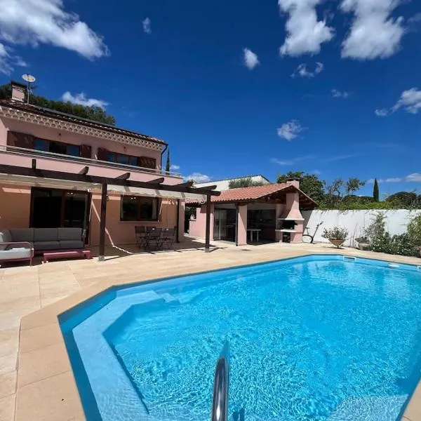 La Dolce Vita - Confortable T2 en rez-de-jardin devant piscine, hotell i Saint-Cyr-sur-Mer