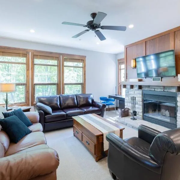 Les Eaux Tremblant - Luxury Chalet with Pool & Spa and AC, hotel in Mont-Tremblant