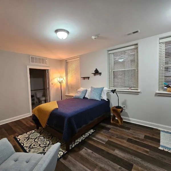 Cute + Cozy Studio at The Inman - 207, hotel v destinaci Champaign