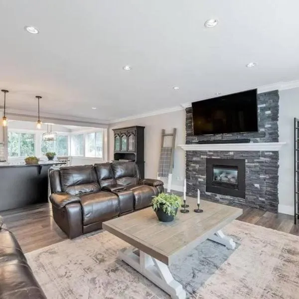 Cozy home in Brookswood, hotel en Langley