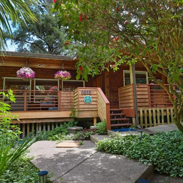 Woods Waves: Luxury Coast Cabin King Beds Pets, hotel v destinaci Tillamook