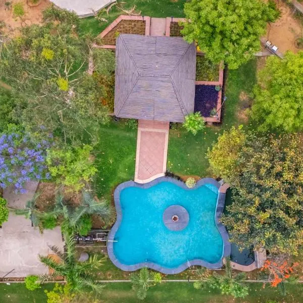 StayVista at Maple Farms with Pool, BBQ & Bonfire, hotel em Sohna