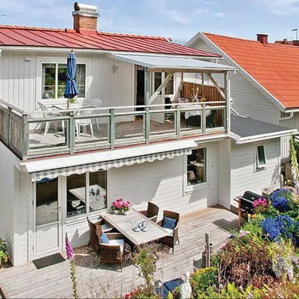Stunning Apartment In Kungshamn, hotel in Kungshamn