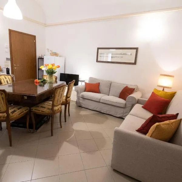 Ca' Spadoni, centro storico, piano terra, ingresso indipendente, teatro, parcheggio,, hotel v destinaci Imola