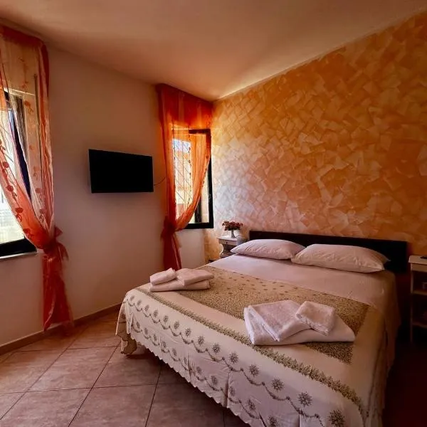 Casa via Appia Scauri - luminosa, grande a 250 m dal mare e dalla stazione ferroviaria, hotel v destinaci Scauri