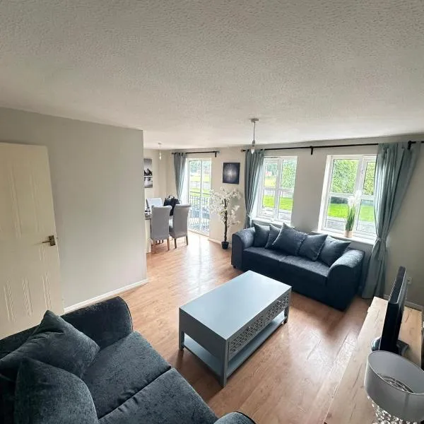 Lovely 2 Dbl bed apartment near Heaton Park and North Manchester Hospital with parking, hotel in Manchester