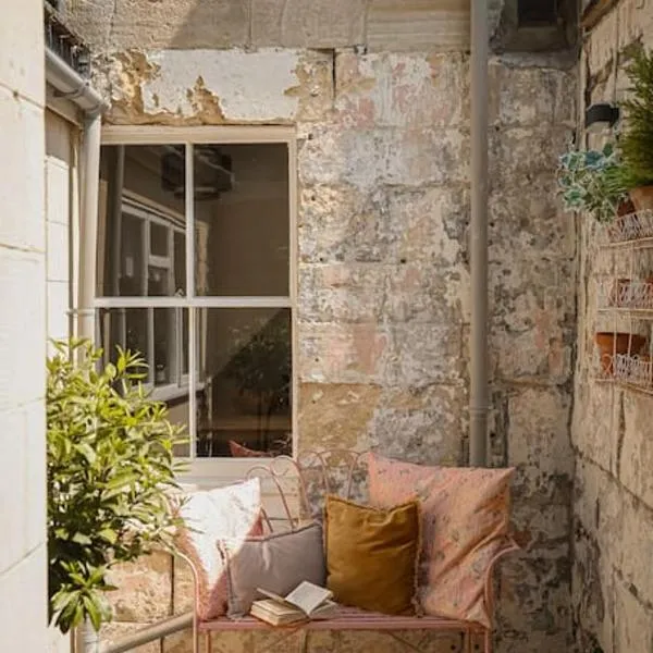 Primrose Cottage - with Private Courtyard & Sun Terrace in Central Bath, hotel in Bath
