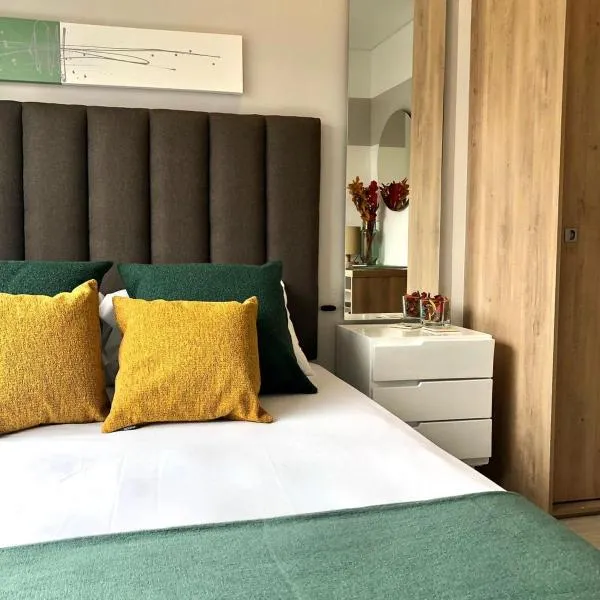 Apartamento con piscina climatizada, excelente ubicación, luz natural, acogedor y con estilo, hotel in Bogotá