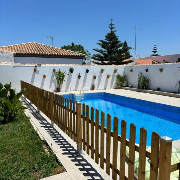 Fantástico chalet con piscina 2 km de la barrosa, hotel a Chiclana de la Frontera