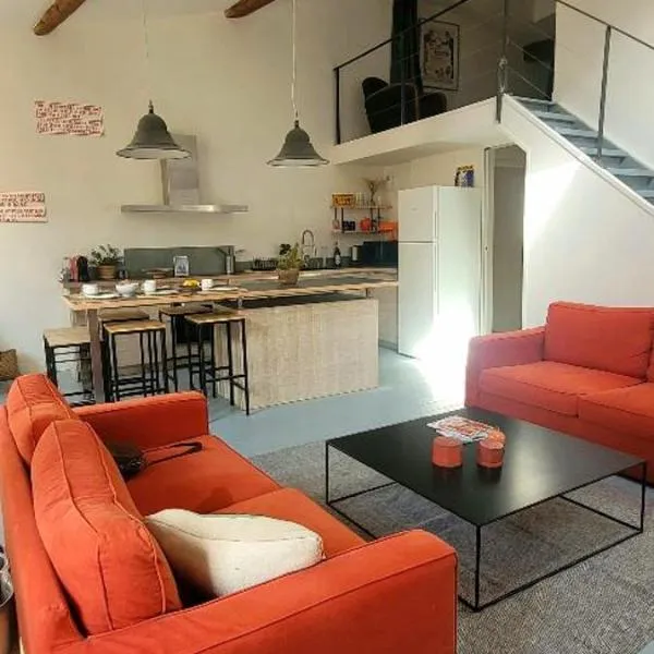 Magnifique LOFT Déco sur le port et à 5mn des plages wifi Clim 85 m2, hotel v destinácii La Ciotat