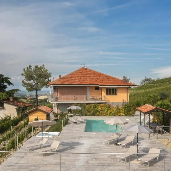 IL VOLO, piscina e wellness, hotel v destinácii Castiglione Tinella