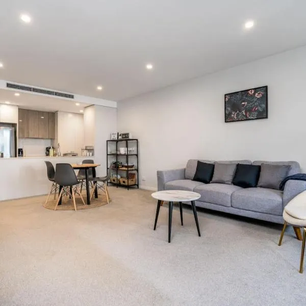 2BR apt in Governor Place 4 mins to Foreshore - Hosted by CanStay，Barton的飯店