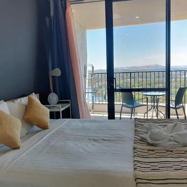 Lake Views Balcony in Spacious 1 Bed Unit - Hosted by CanStay、ベルコナンのホテル
