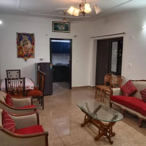 Chandra Lata Home's at Shri Krishna Sharnam Society, hotel in Vrindāvan