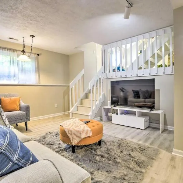 Charming Three Bedroom Home with King Bed and Fire Pit, hotel in Raleigh