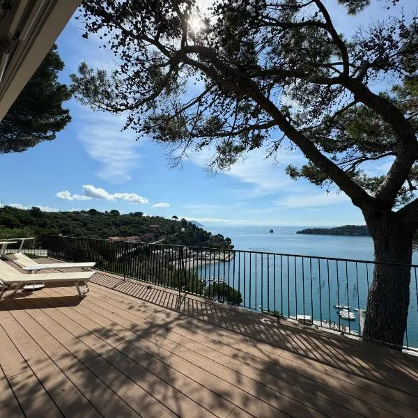Modern and Elegant apartment with a spacious sea view terrace overlooking Palmaria Island Bright designer interiors Fully equipped Up to 6 guests Private parking Aircon All the comforts for a perfect stay, hotel v destinaci Portovenere