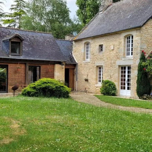 GITE DU MARAIS- Non loin de DINAN, hotel in Tréfumel
