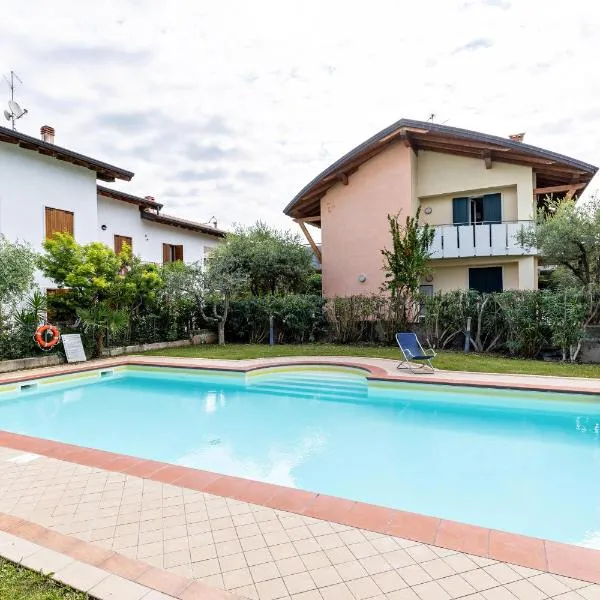 Bluemoon -luminoso apt con piscina, hotel v destinaci Lazise