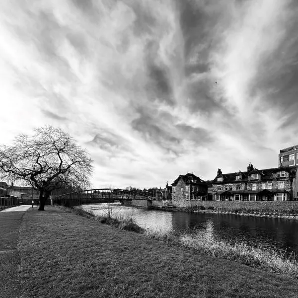 Charming Riverside Apartment with Parking, hotel v destinaci Kendal