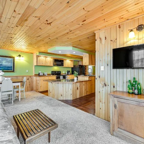 Pet-Friendly Boonville Apt with Deck on Main Street!, hotel v destinaci Boonville