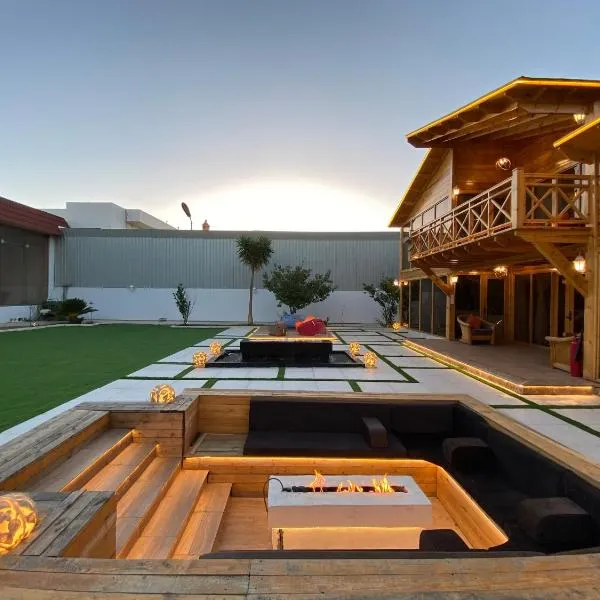 كوخ بتصميم مودرن وجاكوزي عالهواء الطلق بمساحات واسعه ومسبح اضافي, hôtel à Abha