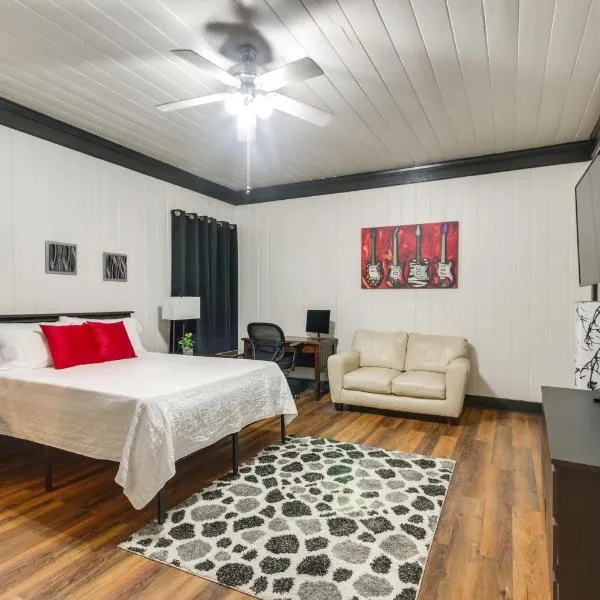 Modern Couple's Retreat in Greenwood!: Greenwood şehrinde bir otel