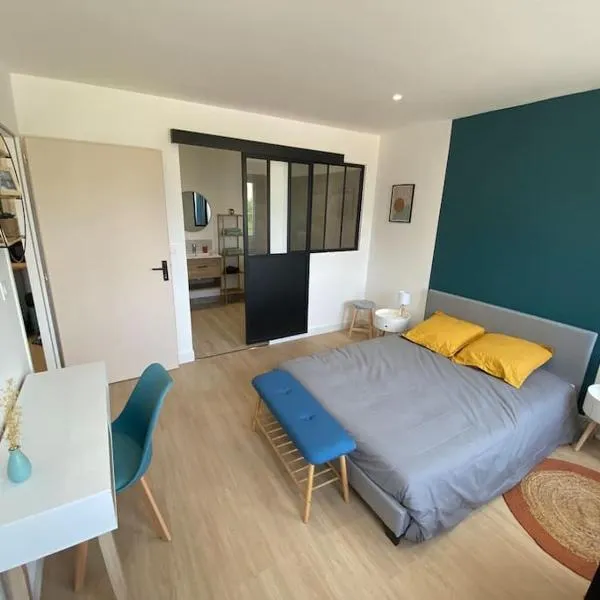 T2 spacieux avec baignoire Balnéo en RdC sur cour, khách sạn ở Saint-Florentin