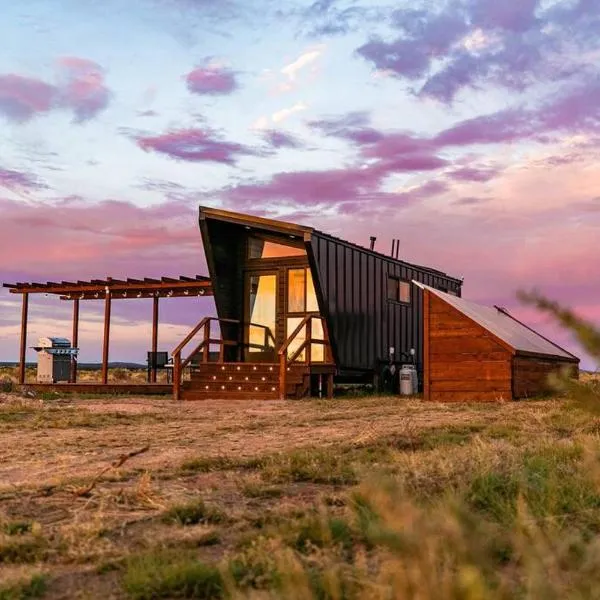 Grand Canyon Stargazing Off-Grid Tiny Home, hotel in Valle