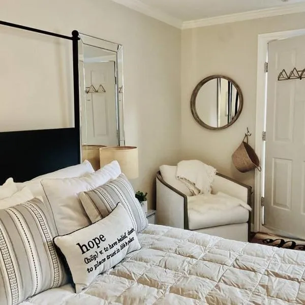Beautiful Modern In-town Studio with Kitchenette, hotel v destinaci Telluride